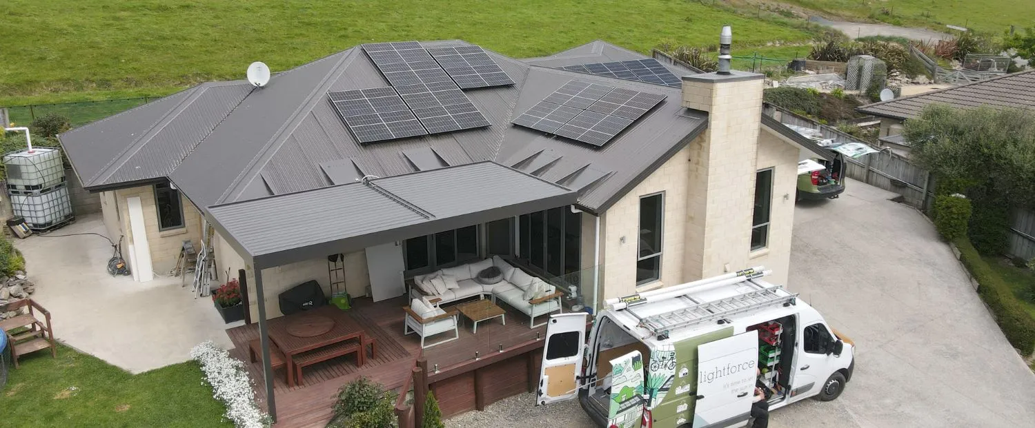 Solar panels installed for optimum solar power battery 